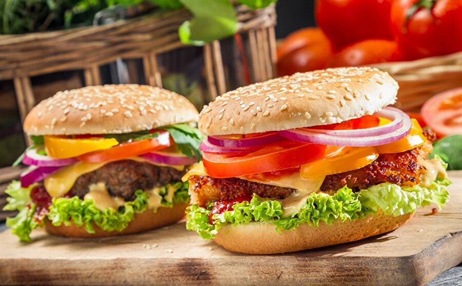 "Hamburger” korkmayın yahu!
7'den 70'e neredeyse herkesin sevdiği hamburgerlerin diyet listelerinde yer aldığını görmüş olmak zor elbette. Ancak araştırmalar gösteriyor ki, diyet yaparken hamburger bile yiyebilirsiniz; kurallara uymak şartıyla elbette. Gerekirse 2 kat ekmek yerine tek katını tercih ederek yağsız ve ızgara et ile yemeye özen göstermelisiniz. Yanında kızartma yerine fırınlanmış patates; asitli içecekler yerine ayran tüketebilirsiniz.