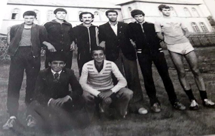 "Dünya Kros Şampiyonası'nda Zekai Aksakallı ile birlikte yarışarak dünya şampiyonu olan ve Bursa'da yaşayan iş adamı 57 yaşındaki Mithat Laloğlu ise "Zekai Paşa ile lise yıllarında birlikte antrenman yaptık, aynı takımda ülkemizi Avusturya'da temsil ettik."