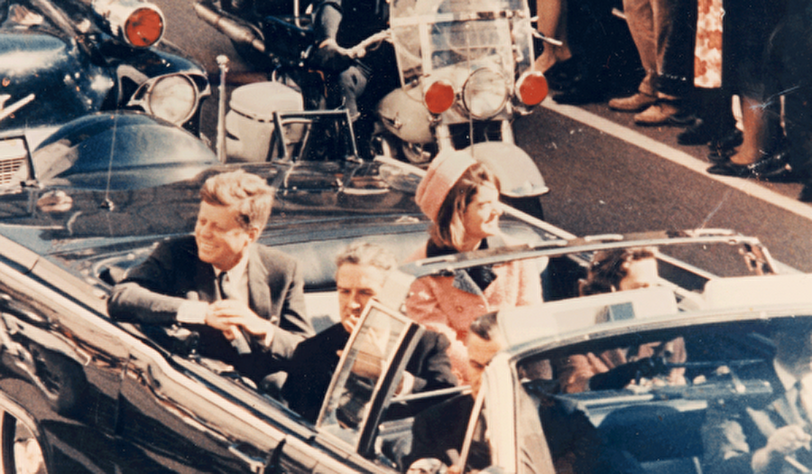 John F. Kennedy

                                    
                                    
                                    
                                    Bilinen suikastlar arasında en bilineni ABD'nin 35. Başkanı John F. Kennedy'e 22 Kasım 1963 cuma günü gerçekleştirilen ve ölümüne yol açanıdır. 

 Seçim kampanyası için üstü açık limuziniyle Dallas'ta bir geziye katılan Kennedy, açılan ateşte ensesi ve başına aldığı yaralar sonucu, Parkland Hastanesi'ne götürülürken yolda hayatını kaybetmişti. Olay anı ile ilgili birçok görüntü olmasına rağmen kısa sürede açıklığa kavuşturulamamış. Uzun yıllar kamuoyunu işgal etmişti. 

 Suikast zanlısı olarak eski ordu mensubu Lee Harvey Oswald tutuklanmıştı. Suikastın nedeni hakkında birçok farklı iddia ortaya atılmıştı. Bunlardan en güçlü olanı ise İsrail'in nükleer programına karşı çıkması olduğu söylenmişti.

                                
                                
                                
                                