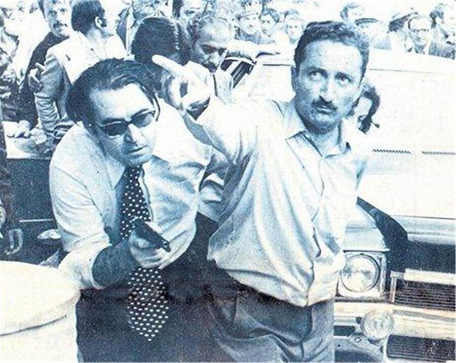 Bülent Ecevit

                                    
                                    
                                    
                                    İzmir Çiğli Havaalanı, Mayıs 1977

 Seçim çalışmaları için İzmir'de yapılacak miting hazırlığı sırasında seçim otobüsüne binmek üzere olan Ecevit'e 29 Mayıs 1977 günü yaklaşan biri ateş açmış, ancak kurşun sıyırarak arkada bulunan Mehmet İsvan'a saplanmıştır. Silahın daha önce bilinmeyen zehirli mermi attığı tespit edilmiştir

 Ateş edilen ve Türkiye'de 3 tane bulunan silahın ise Özel Harp Dairesine ait olduğu belirlenmiştir. Silah, ABD yapımı Tengas markadır ve deneme aşamasında olup özelliği ise zehirli kurşun atmasıdır. Bülent Ecevit'i hedef haline getiren hadise, 1970'lerin ikinci yarısında Dışişleri Bakanlığı'nda Kıbrıs işlerinden sorumlu şube müdürü olarak görev yapan Onur Öymen'in de katıldığı Kanada'daki bir toplantıda sergilenen tehditkâr ve baskıcı tavırdan şifreli telgrafla haberdar edilmesi üzerine, "Bizi bu kadar zorlamayın, gerekirse duvarın öteki tarafına geçeriz" açıklamasını yapmış olmasıdır. 

                                
                                
                                
                                