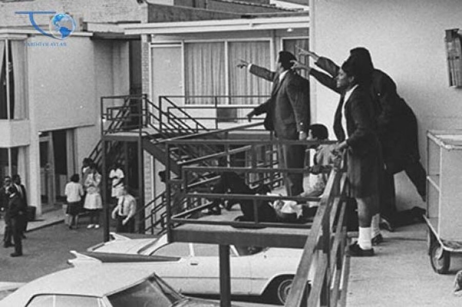 Martin Luther King

                                    
                                    
                                    
                                    
                                    Amerikan yurttaş hakları hareketi önderi Martin Luther King dünya genelinde şiddet karşıtı ve ırksal eşitlik görüşleriyle tanınmaktadır.

 1968 yılı Mart ayında King, siyah sağlık çalışanlarını desteklemek için Memphis'e gitti. Siyah sağlık çalışanlarını temsil eden AFSCME Local 1733, 12 Mart'tan beri grevdeydi ve daha yüksek ücretler ve daha iyi muamele talep ediyordu. 

 3 Nisan günü King, Memphis'te bir topluluğa hitaben konuştu ve "I've been to the Mountaintop" (Mountaintop'a gittim) isimli konuşmasını yaptı.

 King, 4 Nisan günü öğleden sonra saat 6'da Memphis'teki Lorraine Motel'in balkonunda uğradığı silahlı saldırı sonucu öldürüldü. Motel odasındaki arkadaşları silah seslerini duyunca balkona koştu ve King'i boğazından vurulmuş şekilde buldular. Saat 7.04'de St. Joseph's Hastanesinde öldü.

 Suikast, 60'dan fazla şehirde isyanların çıkmasına neden oldu. 5 gün sonra, ABD Başkanı Lyndon B. Johnson, yas ilan etti. Aynı gün 300,000 kişilik bir kalabalık cenazesine katıldı. Başkan yardımcısı Hubert Humphrey, Başkanı temsilen cenazeye katıldı.

                                
                                
                                
                                
                                