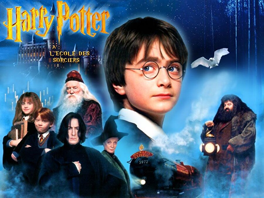 Harry Potter

                                    
                                    
                                    Son yılların en popüler filmi olan Harry Potter bizim çocukluğumuza ait unutulmaz bir macera olarak kalacak. Harry Potter'ın alnındaki çizgiye özenmemiz ve alnımızı çizmeye çalışmamız birer hoş hatıra olarak zihinlerimizde. Fakat o esrarengiz tiplemeleri, karanlık ve rüzgarlı sahneleri hatırladıkça hala içimiz ürpermiyor değil.
                                
                                
                                