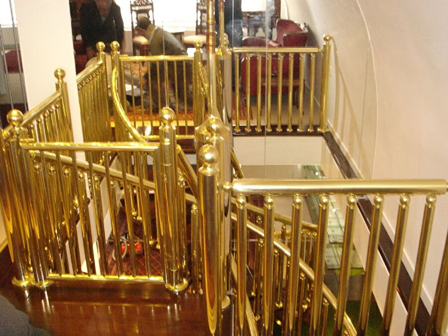 Altın değil, altın benzeri trabzanlar

                                    
                                    
                                    Altın kaplama merdiven trabzanlarını unutmak olmaz!...
                                
                                
                                