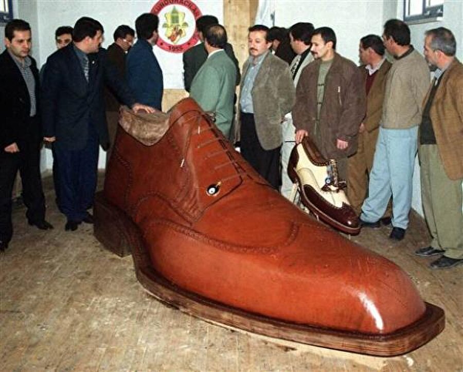 Konya'da ayakkabı ustası Zahit Okurlar tarafından imal edilen 455 numara ayakkabı, Guinness Rekorlar Kitabı'na girdi.

                                    
                                    
                                    
                                    
                                    
                                    
                                    
                                    
                                
                                
                                
                                
                                
                                
                                
                                
