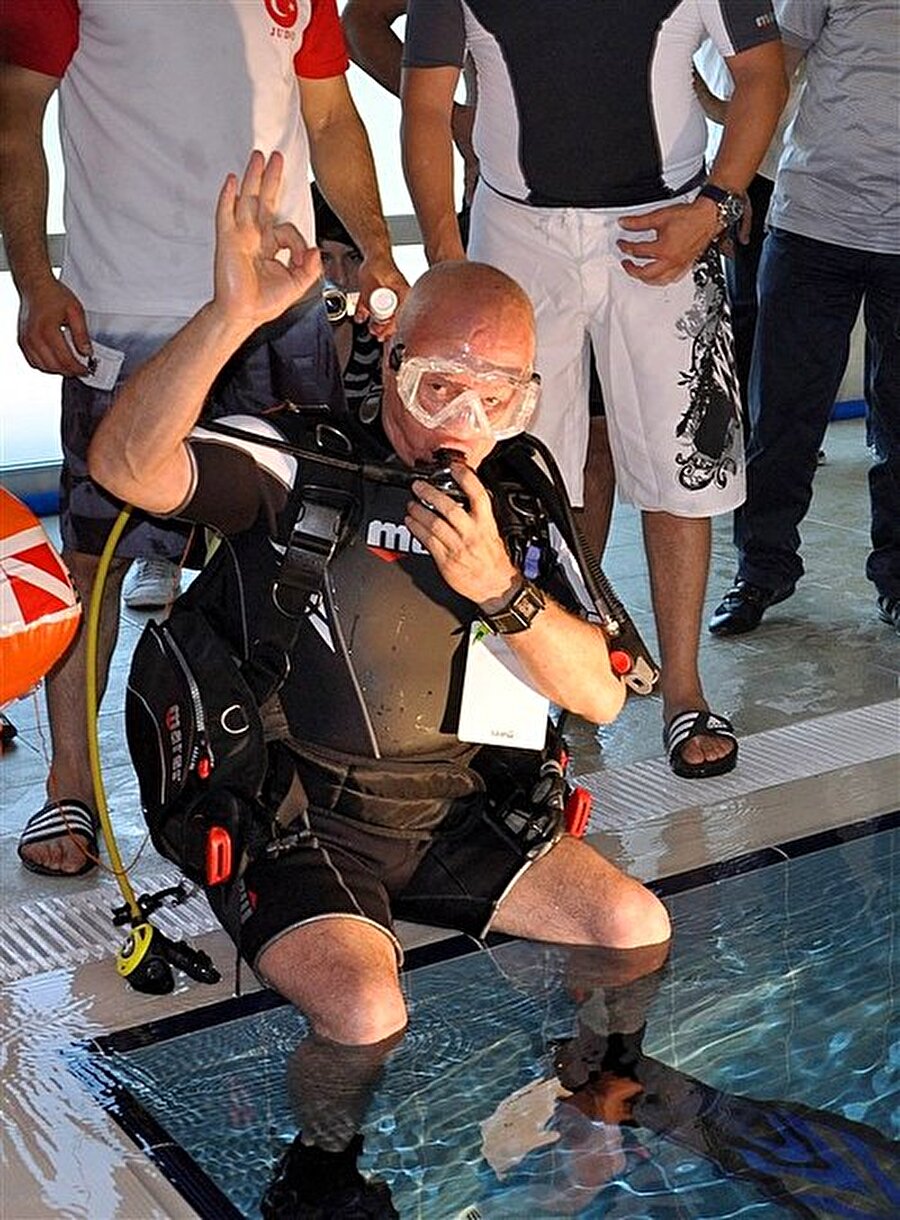 Emekli komando Namık Ekin, su altında 24 saatte 34 bin 800 metreden fazla yüzerek, Guinness rekorunu kırdı.

                                    
                                    
                                    
                                    
                                    
                                    
                                    
                                    
                                
                                
                                
                                
                                
                                
                                
                                