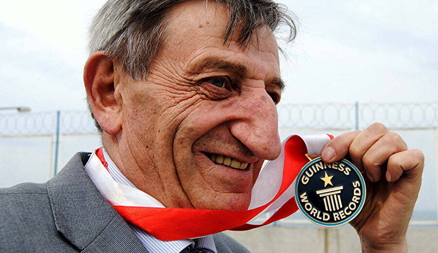 Mehmet Özyürek, 8,8 santimlik uzunluğunda ki burnu ile "Dünya Altın Burun Şampiyonu" olarak rekor kırdı.

                                    
                                    
                                    
                                    
                                    
                                    
                                    
                                    
                                
                                
                                
                                
                                
                                
                                
                                