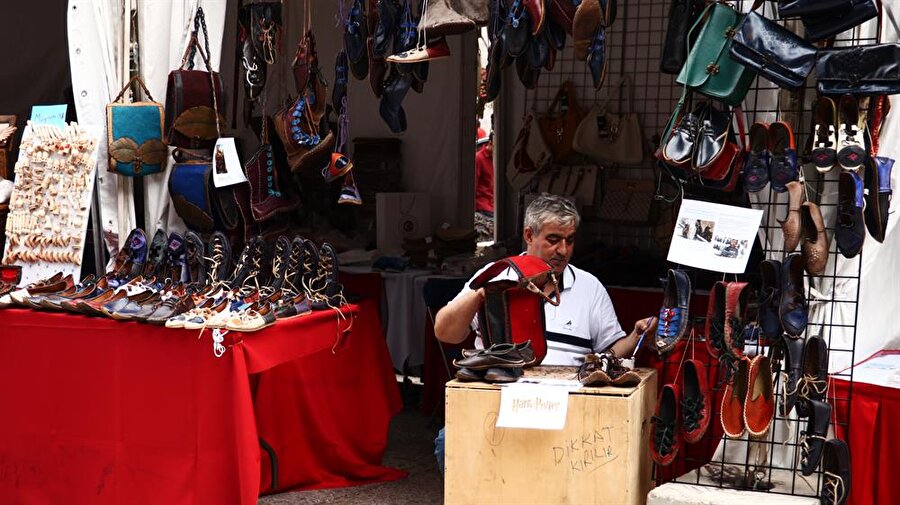 "Hollywood filmlerinin çarıkçısı" olarak tanınan Kopar, "Biz aile olarak dört kuşaktır Osmanlı çarığı üretiyoruz. Osmanlı dönemi el sanatlarının günümüzde de orijinal şekilde yapılabildiğini öğrenen Harry Potter filmi yapımcıları, bu noktadan hareketle Türk çarığını keşfetti." diye konuştu.
Kopar, Harry Potter ile başlayan sinema sektörüne yönelik çalışmalarının Truva, Yüzüklerin Efendisi serisi, Büyük İskender, Fetih 1453 ve Eragon filmleriyle devam ettiğini anlattı.