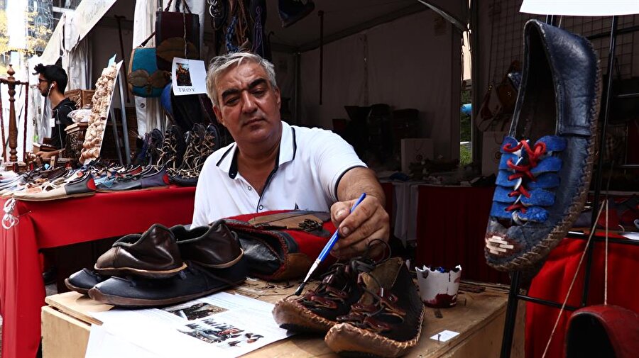 Kopar, tamamen doğal şekilde hazırladıkları ayakkabıların tatlı ve tuzlu suya dayanabilmesi, her iklimde kullanılabilmesi ve maliyetinin de diğer ülkelere kıyasla daha uygun olması dolayısıyla film yapımcıları ve insanlar için cazip hale geldiğini söyledi.