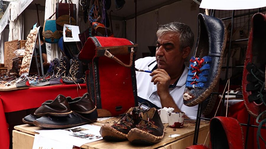 ABD'nin farklı kentlerinde beşinci kez stant açtığını kaydeden Kopar, "Her gelişimde Amerikalıların çarığa ilgisinin daha da arttığını gözlemliyorum. Çarığın hakiki deri olması ve bir spor ayakkabısından bile daha rahat olması, Amerikalıların ilgisini çekiyor. Çarık, ayrıca ayakta kaşıntı, mantar ve romatizma gibi şikayetlere de yol açmıyor. Buradaki standımızdan ürün alan birçok Amerikalı'ya daha sonra Türkiye'den sipariş gönderiyoruz." şeklinde konuştu.