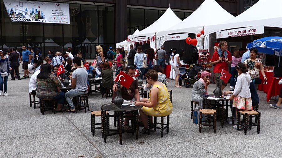 
                                    Chicago'nun ünlü Daley Meydanı'nda Ağustos'un 24'ünde başlayan festivalde;Türk kültürü, müziği, sanatı ve mutfağından örnekler de sergileniyor. Chicago ve çevresinde yaşayan Türklerin yanı sıra Amerikalıların da yoğun ilgi gösterdiği festival bugünkü programların ardından sona erecek.
                                