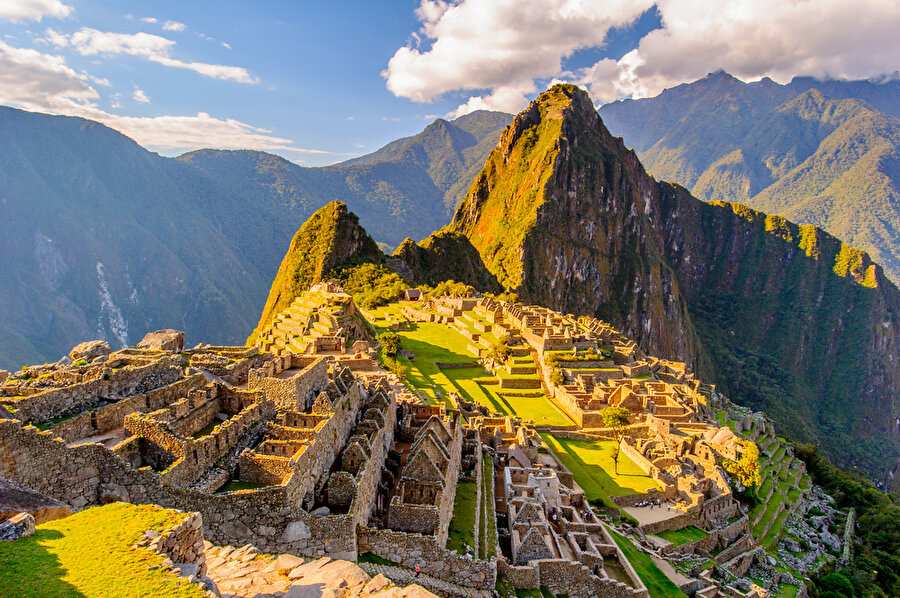 Machu Picchu - Peru
Dünyanın Yeni Yedi Harikası'ndan biri olan şehir, And Dağları'nın zirvesine kurulu, İnka antik şehridir. Kuruluş amacı ve anlamı üzerinde çokça tartışma söz konusudur. Yüksek ihtimalle Avrupa'dan gelen çiçek hastalığı yüzünden yok olan bu uygarlığın ne amaçla inşa edildiği hala sırrını koruyor. Büyük bir tapınak ya da hapishane belki de bir kralın sarayı olduğu iddialar arasında.