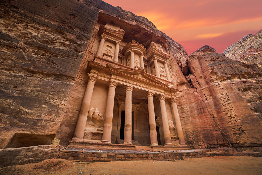 Nebatilerin Kayıp Kenti- Petra
Gizemli renkleriyle Petra şehrinin ismi 'taş' manasına geliyor. Günün farklı saatlerinde başka renklerle; pembe, kırmızı, sarı, turuncu renklerle görmek mümkün. Petra, bugün UNESCO Dünya Mirası listesinde. Ayrıca Machu Picchu gibi Petra'da Dünyanın Yeni Yedi Harikasından biri. Bugün buraya "Wadi Musa" adı veriliyor. 



