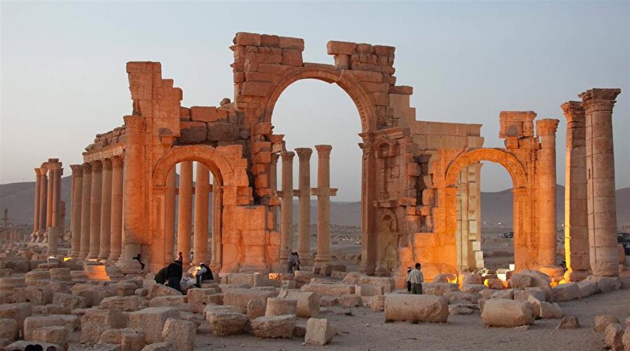 Palmira- Suriye 
Palmira, orta Suriye'de antik zamanların dini ve ticari merkeziydi. Suriye çölünün ticari kervanlarının geçmiş noktasında olması sebebiyle "Çölün Gelini" deniliyordu.