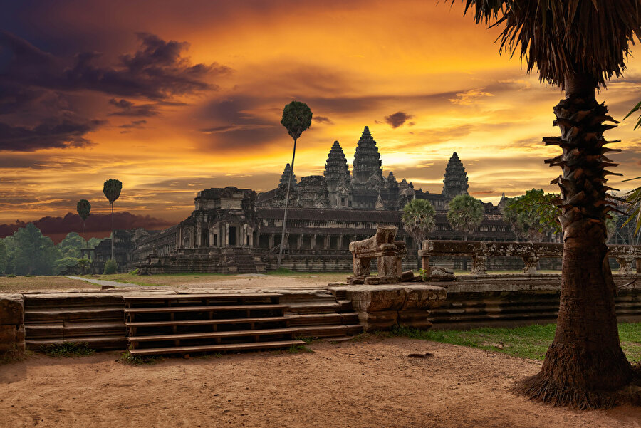 Angkor Wat- Kamboçya
Sanayileşme dönemi öncesinde dünyada kurulan en büyük şehir olan Angkor'da dünyanın en büyük dini anıyı bulunuyor. Tayland ordusunun saldırılarından sonra şehir topyekun terk edilmiştir.