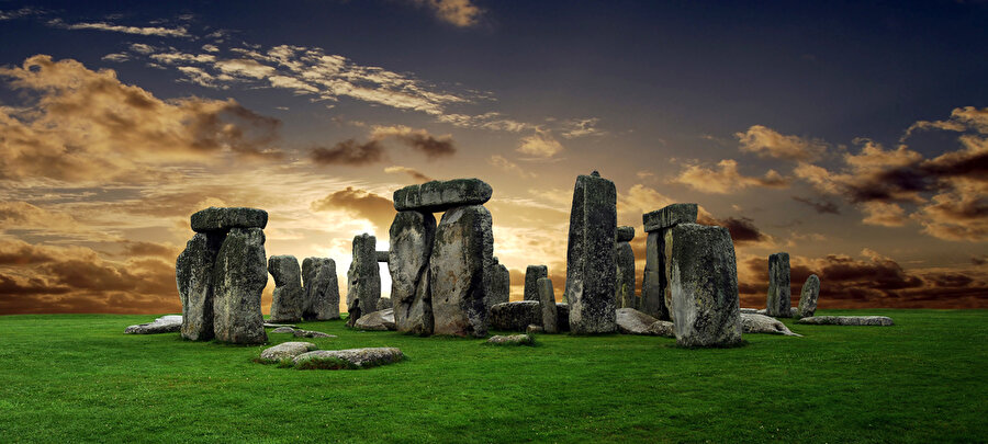 Stonehenge - İngiltere
Bilgeliğin büyük sembolüdür. Öte yandan sırrı çözülmeyen yerler arasında en çok ziyaret edilen yerler arasındadır. Bu yapı astronomi, astroloji, geometri, meteoroloji ve paganizmle ilişkilendirilir.
