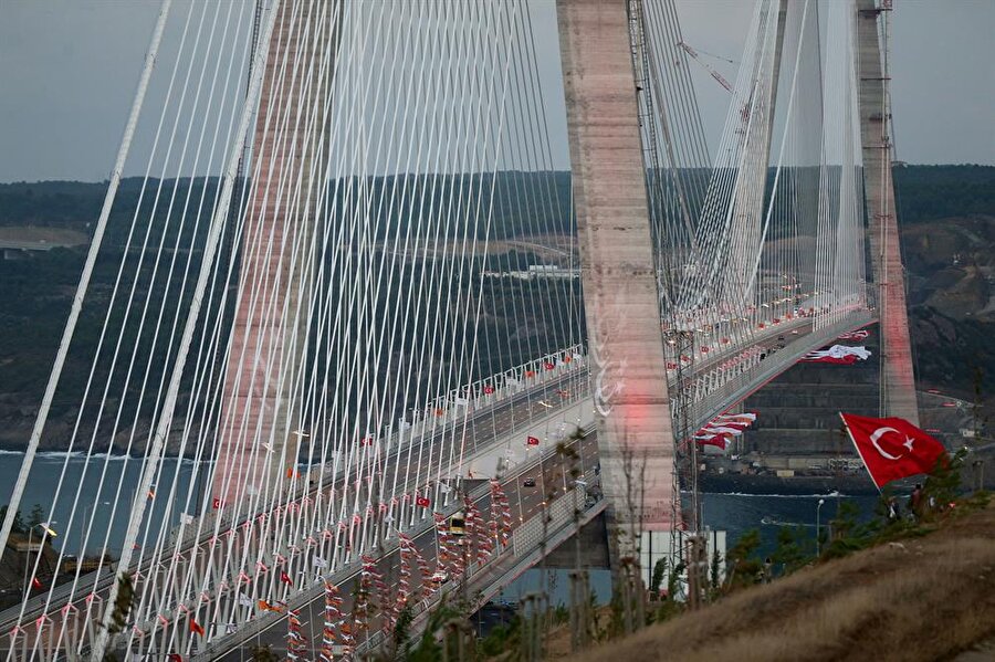 DÜNYANIN EN GENİŞ KÖPRÜSÜ

                                    Yavuz Sultan Selim Köprüsü 59 metrelik genişliği ile dünyanın en geniş köprüsü oldu.

 Ayrıca köprü toplamda 2 bin 164 metre uzunluğu ile üzerinde raylı sistem olan dünyanın en uzun asma köprüsü olarak tarihe geçti.

 Köprünün bir başka ilki ise 322 metreyi aşan yüksekliği ile dünyanın en yüksek kuleye sahip asma köprüsü olması.

                                