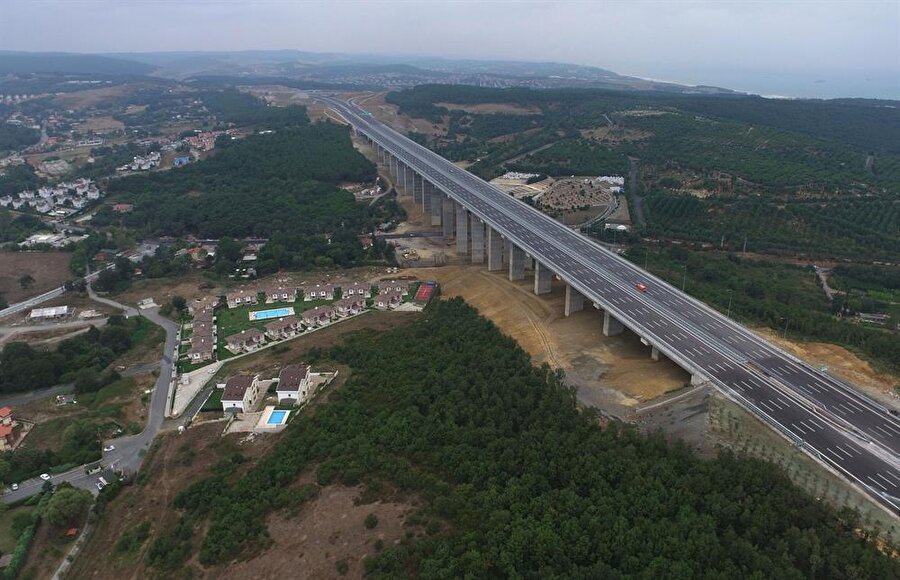 KUZEY MARMARA OTOYOLU İLE ULAŞIM RAHATLAYACAK VE HIZLANACAK 

                                    Yavuz Sultan Selim Köprüsü, Kuzey Marmara Otoyolu Projesi'nin Odayeri – Paşaköy kesiminde yer alacak.

 Köprü üzerindeki raylı sistem, Edirne'den İzmit'e kadar yolcu taşıyacak.

 Marmaray ve İstanbul Metrosu ile entegre edilecek raylı sistemle Atatürk Havalimanı, Sabiha Gökçen Havalimanı ve yeni yapılacak 3. Havalimanı da birbirine bağlanacak.

 Yavuz Sultan Selim Köprüsü'nü kapsayan Kuzey Marmara Otoyolu projesi ise Odayeri – Paşaköy kesiminde; 19 adet kavşak ve bağlantı yollarına sahip yaklaşık 115 kilometre uzunluğunda.

 Kuzey Marmara Otoyol Projesi ile İstanbul'dan Bursa ve İzmir'e ulaşım süresi büyük ölçüde azalacak. Proje kapsamında daha önce Osman Gazi Köprüsü açılmıştı. 

                                