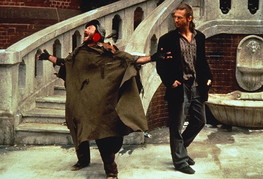 The Fisher King / Balıkçı Kral
Yönetmen: Terry Gilliam
Senarist: Richard LaGravenese
Oyuncular: Robin Williams, Jeff Bridges, Amanda Plummer, Mercedes Ruehl
Yapım Yılı: 1991
Ülke: ABD

 Ünlü DJ Jack Lucas'ın söylediklerini yanlış anlayan bir adam New York'ta bulunan bir mekanda katliam yapar. Bu olayın ardından hayattan kopan Jack, üç yıl sona ilginç bir adamla tanışır. Karısının ölümüne tanık olduktan sonra akıl sağlığını kaybeden Perry ile Jack'in arasındaki arkadaşlık filmi izleyenleri kendisine bağlıyor.