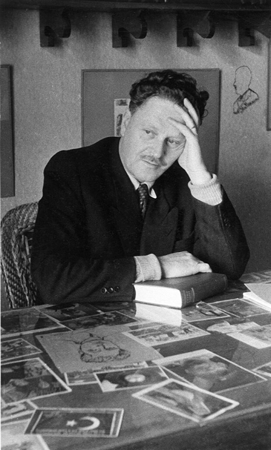 Mevsim Sonbahar / Nazım Hikmet Ran
Çiçekli badem ağaçlarını unut.
değmez,
Bu bahiste
geri gelmesi mümkün olmayan hatırlanmamalı.
ıslak saçlarını güneşte kurut
olgun meyvelerin baygınlığıyla parıldasın
nemli, ağır kızıltılar…
sevgilim, sevgilim,
mevsim
sonbahar…