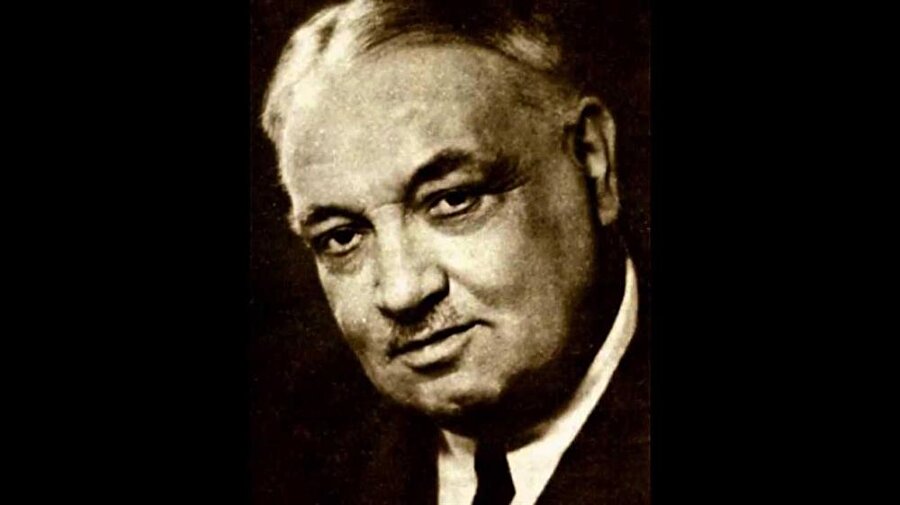 Sonbahar / Yahya Kemal Beyatlı
Fânî ömür biter, bir uzun sonbahâr olur.
Yaprak, çiçek ve kuş dağılır, târümâr olur.
Mevsim boyunca kendini hissettirir vedâ;
Artık bu dağdağayla uğuldar deniz ve dağ.
Yazdan kalan ne varsa olurken haşır neşir;
Günler hazinleşir, geceler uhrevîleşir;
Teşrinlerin bu hüznü geçer tâ iliklere.
Anlar ki yolcu, yol görünür serviliklere.
Dünyânın ufku, gözlere gittikçe târ olur,
Her gün sürüklenip yaşamak rûha bâr olur.
İnsan duyar yerin dile gelmiş sükûtunu;
Bir başka mûsıkîye geçiş farzeder bunu;
Teslîm olunca va'desi gelmiş zevâline,
Benzer cihâna gelmeden evvelki hâline.
Yaprak nasıl düşerse akıp kaybolan suya,
Ruh öyle yollanır uyanılmaz bir uykuya,
Duymaz bu ânda taş gibi kalbinde bir sızı:
Farketmez anne toprak ölüm mâceramızı.