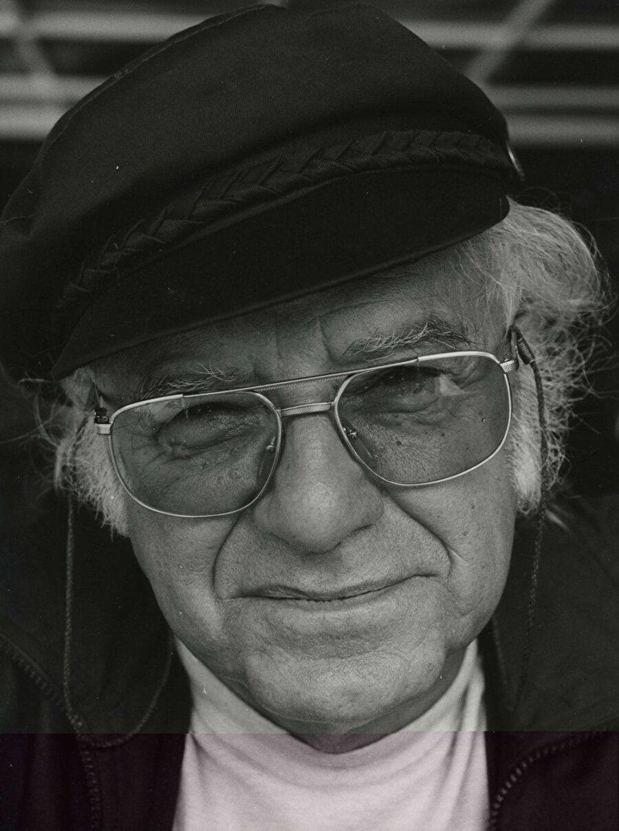 Attila İlhan / Adım sonbahar
Nasıl iş bu
her yanına çiçek yağmış
erik ağacının
ışık içinde yüzüyor
neresinden baksan
gözlerin kamaşır
oysa ben akşam olmuşum
yapraklarım dökülüyor
usul usul
adım sonbahar