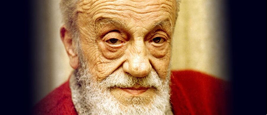 Bahçedeki İhtiyar / Necip Fazıl Kısakürek
Yıllar bir gözyaşı olup da kaymış
Nurlu ihtiyarin yanaklarında.
Yapraktan saçını yerlere yaymış,
Sonbahar ağlıyor ayaklarında.
Süzüyor ufukta bir kızıl yeri,
İçi karanlıkla dolu gözleri;
Alnında akşamın ince kederi,
Sessizliğin sırrı, dudaklarında.
Yanan bir kağıtta küçük bir satır
Yazı gibi aksam onu karartır;
Artık o, silinen bir hatıradır,
Bu ıssız bahçenin uzaklarında...