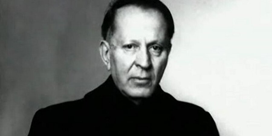 Eski Bir Sonbahar / Hüseyin Nihal Atsız
Sonbahardı...
Seninle geçiyorduk o yoldan;
Topraklardan, havadan bir hüzün taşıyordu.
Bize yaklaşıyordu.
Gönlümüzde yepyeni bir duygu yaşıyordu.
Rüzgarların değildi bu musiki, bu hüzün;
Hatırladın değil mi? Kuşlar ağlaşıyordu...
Havada bir serinlik...
Tatlı bir hayal gibi...
Toprak nasıl meçhuldü tıpkı istikbal gibi?
O gün tabiat başka bir türlü yaşıyordu.
Kalbin acı, gözlerin yaşla dolmuştu senin;
Yapraklar gibi yere dökülüyordu senin;
O nağme mesafeyi, zaman aşıyordu.
O bir beste değildi: Kuşlar ağlaşıyordu.
En hazin şey muhakkak öksüz kalan ocaktır.
Bu ocak hüzünlerle dolup boşalacaktır.
Eski bir sonbaharı, küçük kuşları anmak
Belki veda etmektir sana birkaç satırla...
Yine bir sonbaharda oradan yalnız geçersen
Beraber geçtiğimiz serin günü hatırla!..