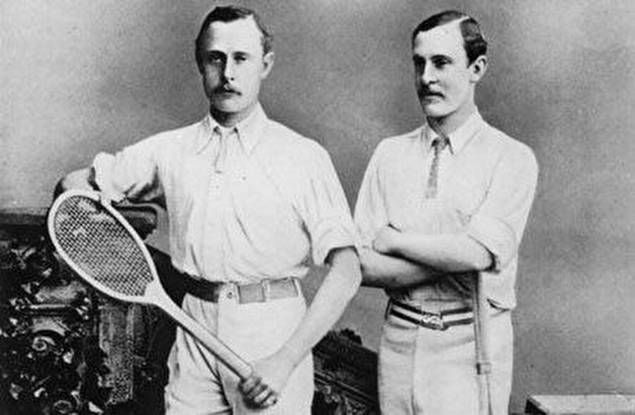 Herbert & Wilfred Baddeley

                                    
                                    
                                    
                                    11 Ocak 1872 doğumlu Herbert ve Wilfred Baddeley kardeşler, tenis sporcusuydu. Wimbledon şampiyonlukları bulunan kardeşler yaşadıkları dönemin en meşhur isimlerindendi.
                                
                                
                                
                                