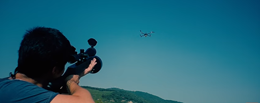 1 km menzili olan silahın drone’lar için farklı etkileri var.  1-Kumanda ile bağlantısı kesildiğinde şarjı bitene kadar havada kalan  2-Silahın hedefi olduğu an doğrudan yere çakılan 3-Vurulduğu an kumanda neredeyse oraya inen 

                                    
                                    
                                    
                                    
                                    
                                
                                
                                
                                
                                