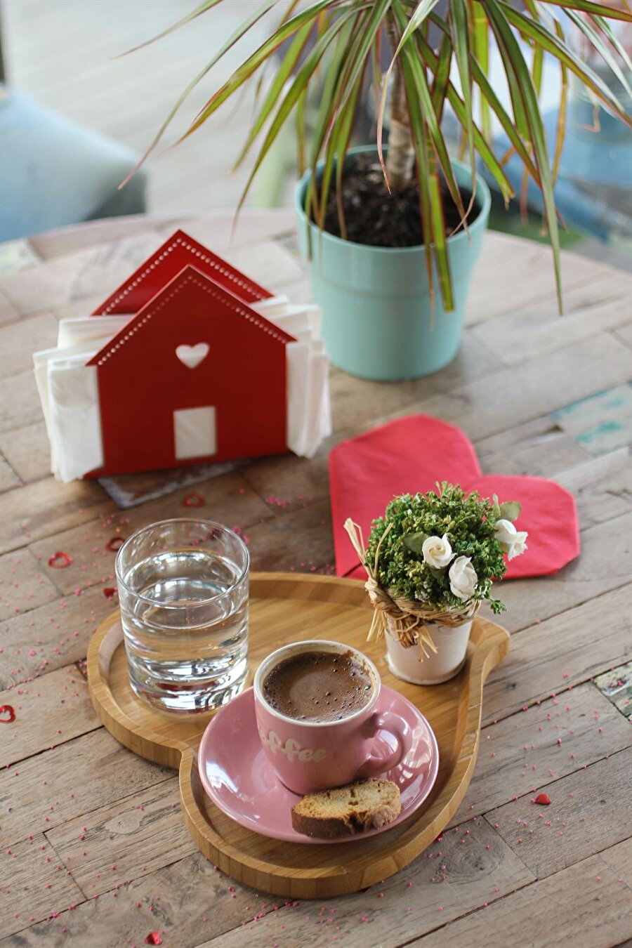 Kahve sunumu

                                    
                                    Size sıradan bir fincanda, çiçekler olmadan kahve ikram edeceğini mi sandınız?
                                
                                