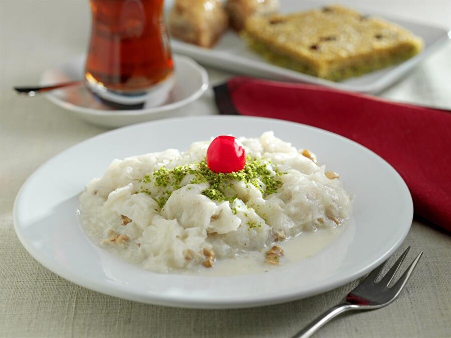 Güllaç

                                    
                                    Osmanlı mutfağının en lezzetli tatlılarından olan güllaç adı üzerinde gül suyu kullanılarak hazırlanıyor. 
                                
                                