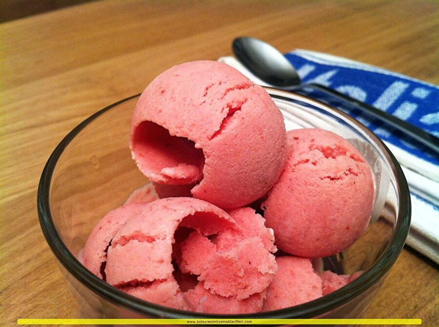 Dondurma

                                    
                                    Dondurmayı bir kez de gül suyu ile yapmayı deneyin. 
                                
                                