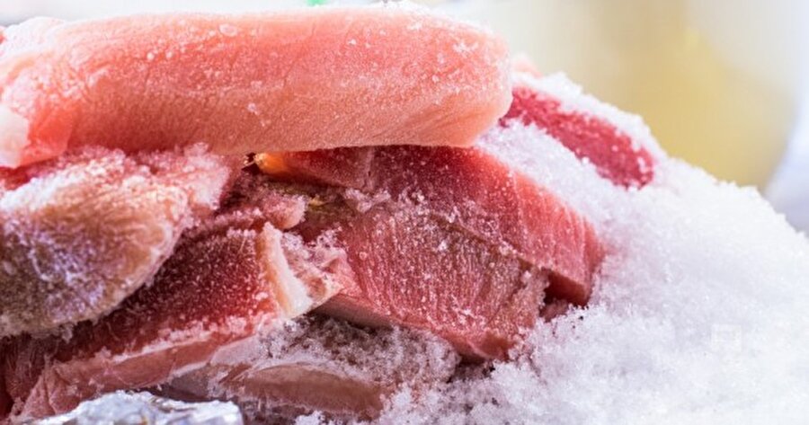 Çözülen eti yeniden dondurmayın

                                    
                                    
                                    Yalnızca bayramda değil, genel olarak buzdolabından çıkarılan eti hafif çözüldükten sonra kullanın ve çözülen eti yeniden dondurucuya koymayın. Dondurucudan çıkarıp çözülene kadar oda ısısında değil de buzdolabının +4 derecelik kısmında çözülmesi sağlanmalı. Aksi taktirde et tamamen çözülünceye dek ısınan ve yumuşayan yüzey katmanlarında bakteri üremesi çok hızlı olabilir.
 
                                
                                
                                