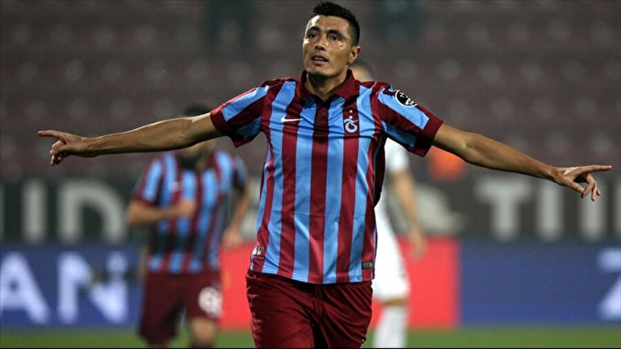 Cardozo Trabzonspor'dan ayrıldı

                                    Trabzonspor ile golcü Oscar Cardozo birlikteliği sona eriyor.

Bordo-Maviler, Paraguaylı golcünün transferi için Yunanistan'ın Olympiakos takımı ile görüşmelere başlandığını duyurdu.

Yapılan açıklamada, "Profesyonel futbolcumuz Oscar Rene Cardozo Marin'in Olympiacos FC kulübüne transferi konusunda görüşmelere başlanmıştır" denildi.

                                