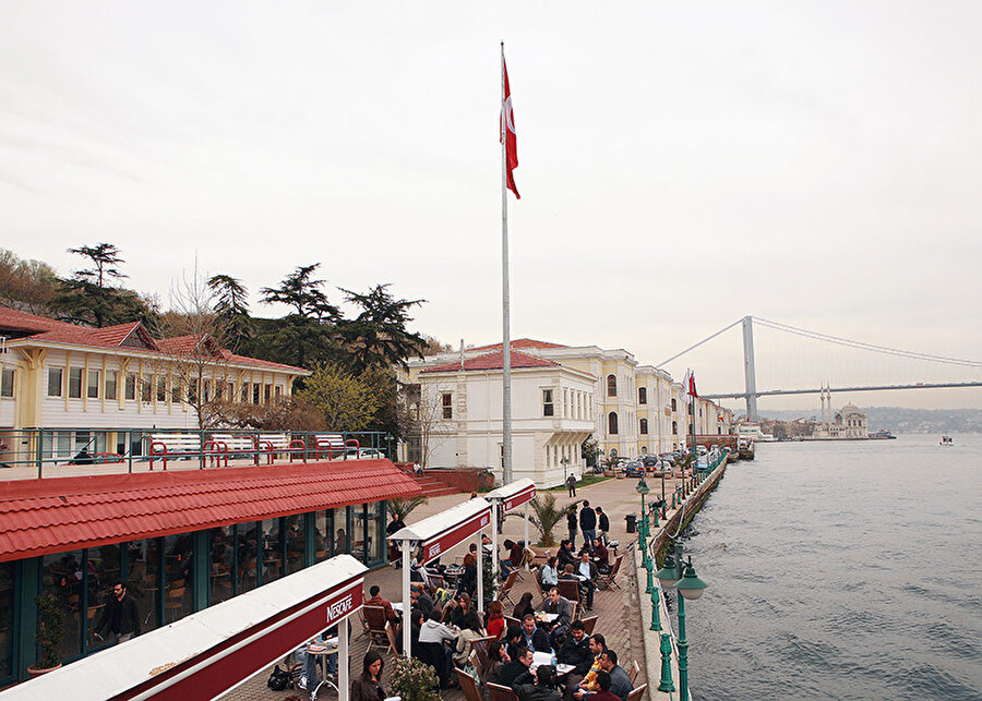 Birinci sınıfları kurayla mı alıyorlarmış?

                                    
                                    
                                    
                                    Yok kura da değil, para atıyoruz "tura" gelen giriyor. Yazı gelen sınava bir daha giriyor...
                                
                                
                                
                                