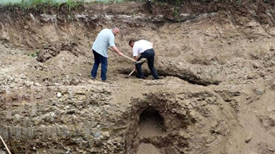 Kemik ve odun parçaları var
Doğal kesme blok taşlardan yığma tekniği ile yapılan 250X280 mezar odası, yaklaşık 12 metre uzunluğunda bir koridora sahip. Kare bir kapıdan geçilerek girilen mezar odasında, muhtemelen antik dönemlerde yapılan soygunlar neticesinde herhangi bir buluntuya rastlanamıyor. Mezar odasında yalnızca dağınık vaziyette kemik ve odun parçaları bulunuyor.