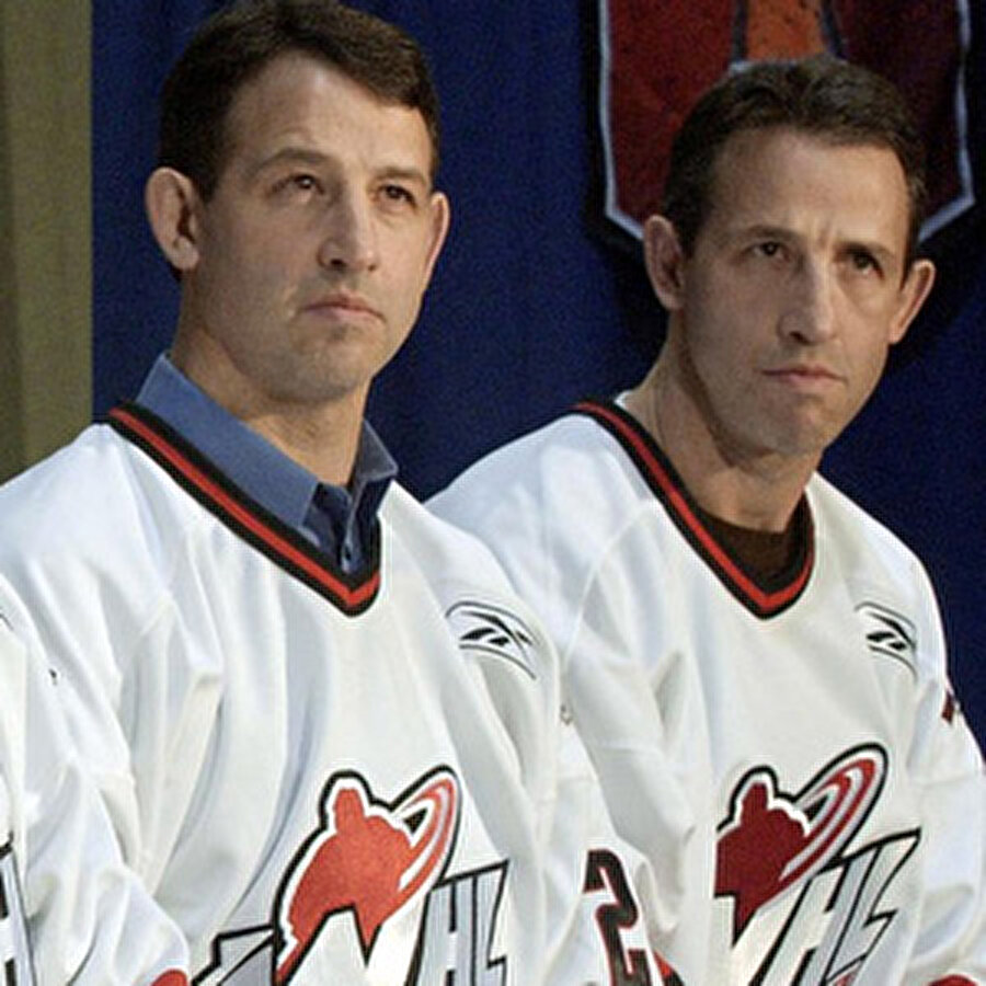 Ronald ve Rich Sutter

                                    Ailenin ikiz çocukları Ronald ve Rich Sutter 2 Aralık 1963'te doğdu. İki kardeş de ağabeylerinin yolunu izledi ve NHL'de buz hokeyi oynadı. 
                                