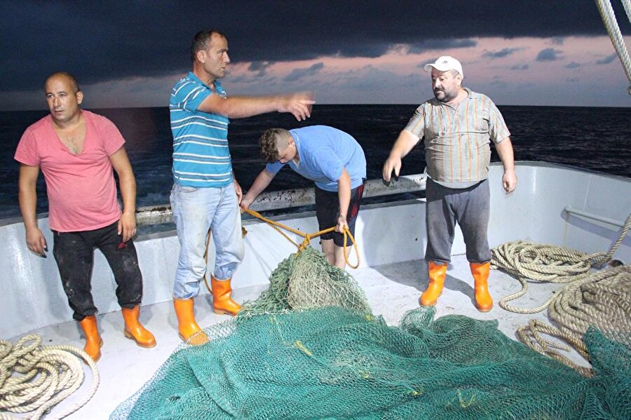 Karadenizli balıkçılar kurban kesip 'Vira Bismillah' dedi

                                    Zonguldak'ın Ereğli ilçesinde Belediye Başkanı Hüseyin Uysal ve balıkçılar Bozhane limanında av yasağının sona ermesi nedeniyle kurban kesip tekneyle denize açıldı.
 
 Kdz. Ereğli ilçesinde balıkçılar bu gece sona erecek olan av yasağı öncesinde Bozhane Limanı'nda düzenlenen törende Kdz. Ereğli Belediye Başkanı Hüseyin Uysal ve başkan yardımcıları ile bir araya geldi. Balıkçılarla tek tokalaşan Başkan Uysal kendilerine bol kazançlı bir av mevsimi diledi. Başkan Uysal törende balıkçılara hitaben yaptığı konuşmasında “İnşallah bu akşam 'Vira Bismillah' diyeceğiz. Sizlere bol ve bereketli bir av mevsimi geçirmenizi rabbimden niyaz ederim. En çokta avlanma mevsimi sırasında şuna dikkat etmenizi isterim; Rabbim baş ağrısı dahi vermesin. Hiçbir sıkıntınız olmasın. Kazasız belasız, mutlu, bol ve bereketli bir av sezonu geçirmenizi dilerim” dedi. Başkan Uysal ayrıca balık avlanma mevsiminde balıkçılarla bir gece kendisinin de balığa çıkacağını, gece boyunca kendileri ile birlikte olup yaşadıkları sıkıntıları yakından görmek istediğini dile getirdi.
 
 Uysal'ın konuşmasının ardından balık sezonunun açılması nedeniyle kurban kesildi. Emekli imam hatip Ali Aksoy tarafından yapılan duanın ardından Belediye Başkanı Hüseyin Uysal, Kdz. Ereğli su Ürünleri Kooperatifi Başkanı Firuz Yılmaz ve balıkçılar ile birlikte balıkçı teknesi ile denize açıldı. Başkan Uysal, balıkçı teknesinde Su Ürünleri Kooperatifi Başkanı Firuz Yılmaz'dan bilgiler alırken, balıkçılık mesleğinin çok zor olduğunu ifade etti. Teknede bulunan balıkçılar ise balık ağlarında son hazırlıkları yaptı.
                                
