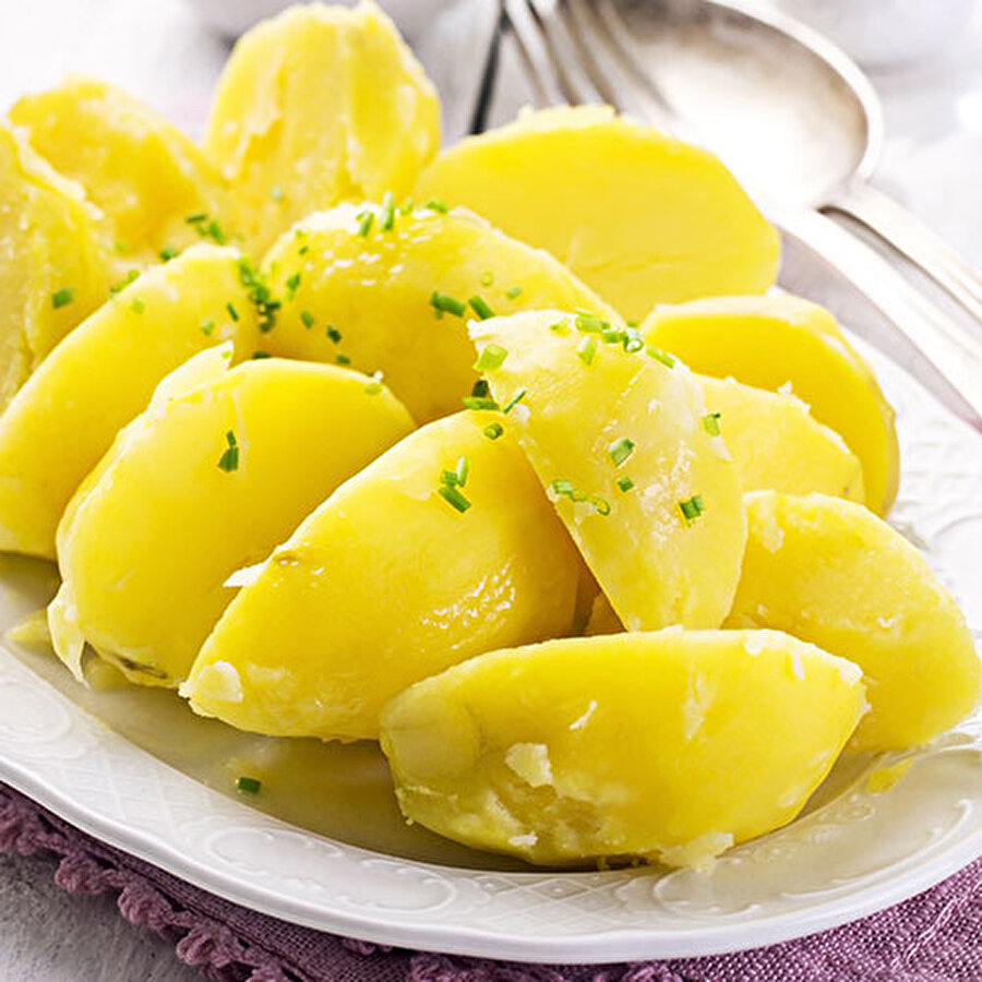 Hasta menünüz hazır!
Bağırsak problemleriyle karşılaştığınızda haşlanmış patates, muz ve bir kase yoğurt ile menü yapabilirsiniz.