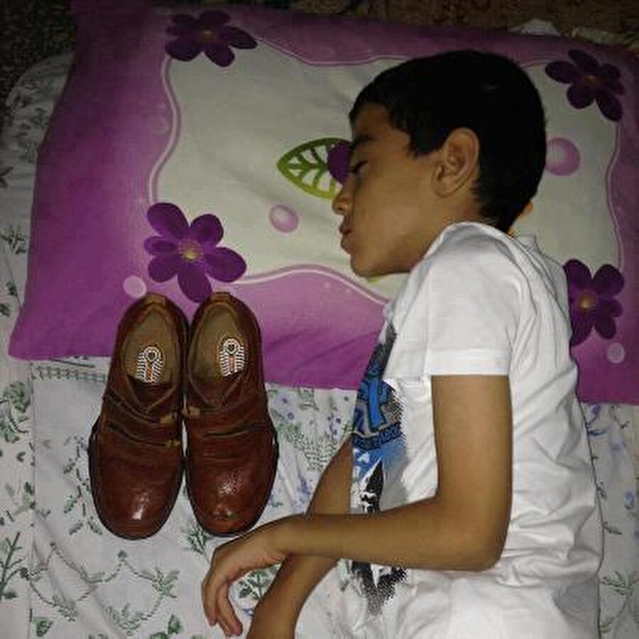 Bayramlıklar başucunda saklanırdı

                                    
                                    
                                    
                                    Eskiden her şeyin, bir çift ayakkabının bile kıymeti vardı; yeni alınmış bayramlıklar başucunda beklerdi.
                                
                                
                                
                                