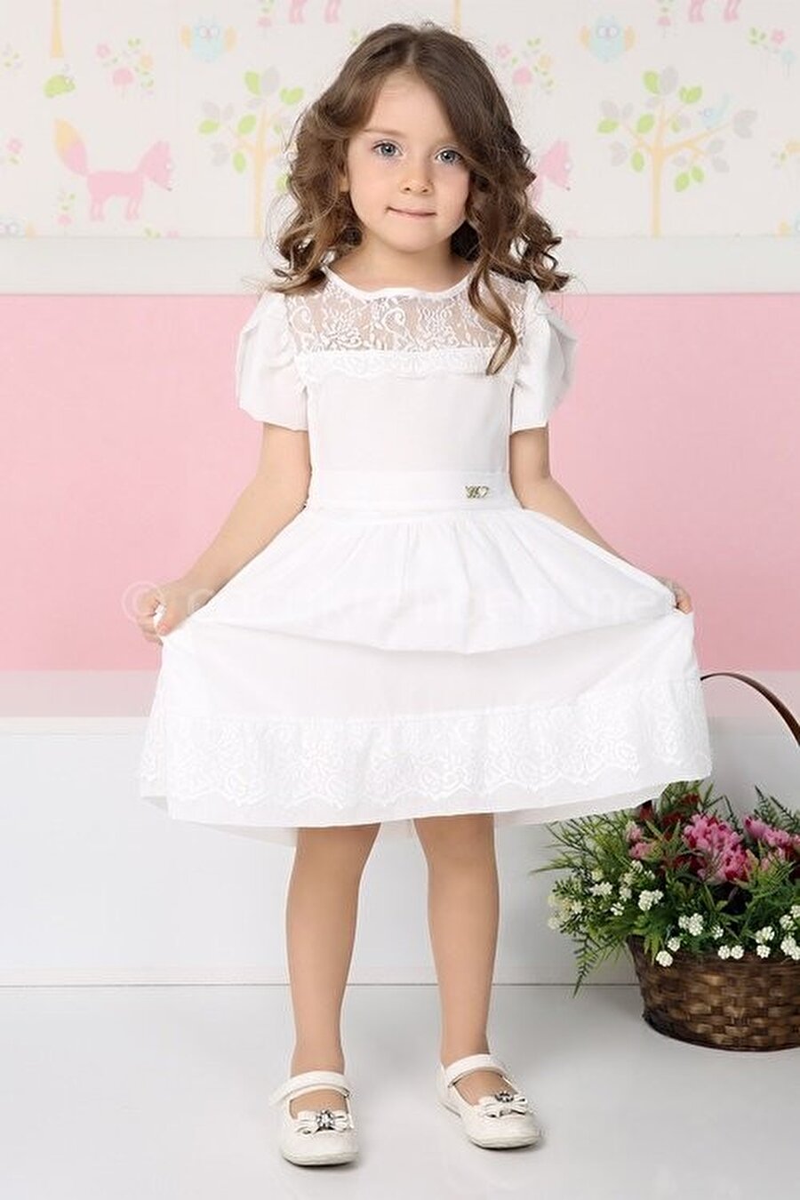 Herkes yeni kıyafetler giyerdi

                                    
                                    
                                    
                                    Bayramlıklar hevesle hazırlanırdı; büyük küçük demenden, herkes yeni kıyafetle bayramı karşılardı. Herkesin yeni kıyafet alacak durumu da olmadığında, bayramlık almak da giymek de fazlasıyla kıymetliydi.
                                
                                
                                
                                