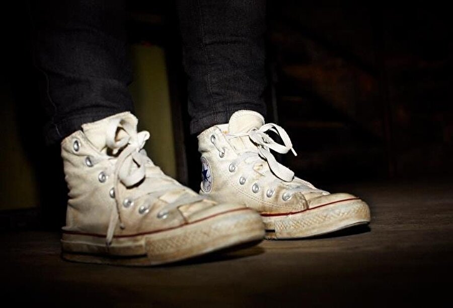 Maharetmiş gibi kirli kirli giyinen Converseler

                                    
                                    Converse almanın zor zanaat olduğu zamanlarda, giymenin zenginlik emaresi olduğu "konvers"leri taçlandıran özellik leş gibi kirli olmalarıydı.
                                
                                