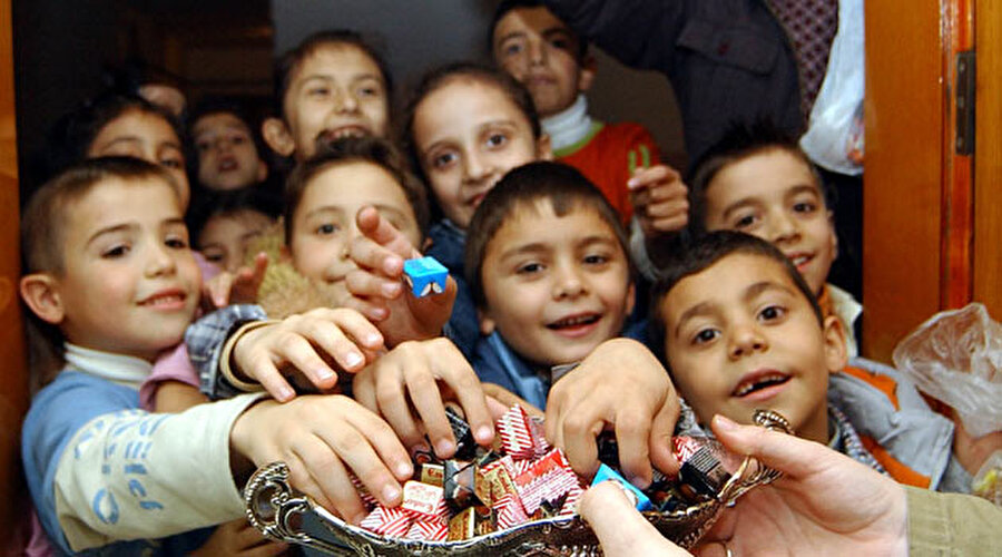 Bu bayram gıybete geçit vermeyin

                                    
                                    
                                    Dinen ve insanen nahoş olan bu durumdan yakanızı kurtarmak için bayramı bir fırsata çevirebilirsiniz. Yapılan bayram ziyaretlerinde geçici ve fani şeyler üzerine konuşma yerine, daha yararlı ve öğretici konular üzerinde konuşulabilir.
                                
                                
                                