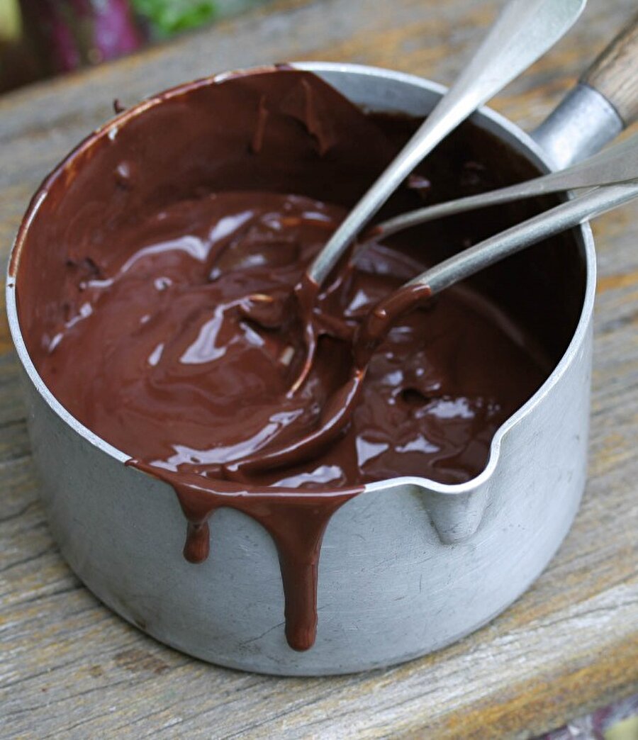Bu çikolata da yetmez diyorsanız, çikolata sosu ekleyin
Sos için gerekli malzemeler
120 gram bitter çikolata (Robottan geçirilmiş)
1/2 su bardağı krema
2 çorba kaşığı oda sıcaklığında tereyağı
