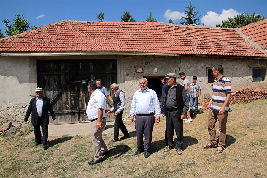 
                                    
                                    
                                    Sosyal faaliyet alanına çevrilen 50 yıllık ahırda 12 kişinin katıldığı turnuvada birinci olan 81 yaşındaki Yusuf Yıldız da "Mustafa (Mustafa Fidan) kaybetti, zaten kaybedeceği belliydi. 104 yumurta kazandım." dedi.


                                
                                
                                
