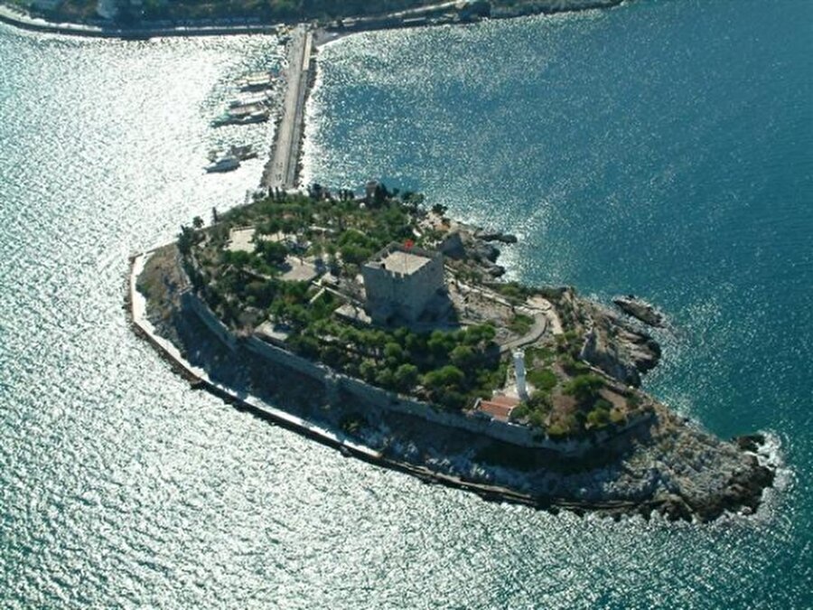 İç kale yapılmış
Osmanlı İmparatorluğu döneminde Güvercinada'ya Barbaros Hayrettin Paşa bir iç kale ve İlyas Ağa surlar yaptırmıştır. 