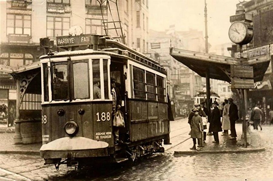 Bir diğer efsane; Beyoğlu tramvaylarının satışı
İstanbul'a traktör almaya gelen bir köylüye Beyoğlu'ndaki tramvayları satarak da tarihe geçmiştir. Olaydan sonra polisler çağrılmış, imzanın Sülün Osman'a ait olduğunun anlaşılması üzerine köylü çaresizce memleketine dönmüştür.