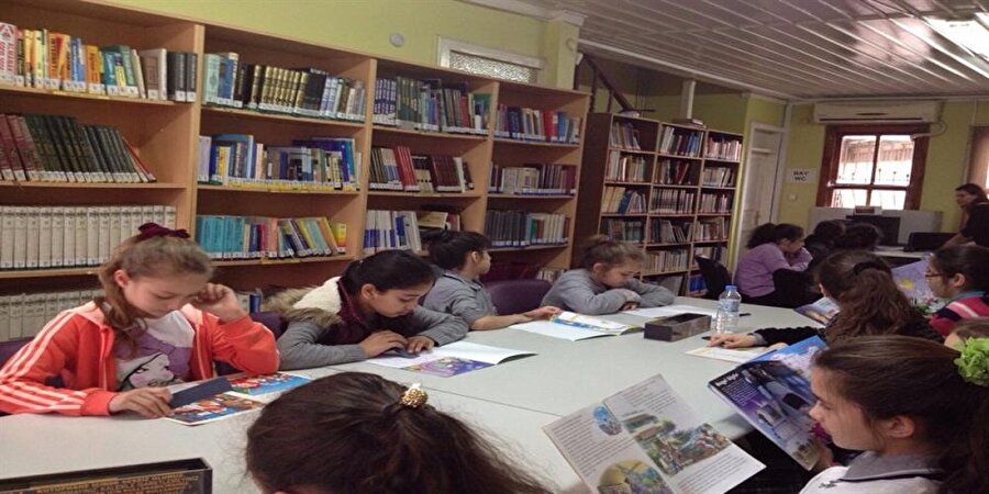 Eyüp Sultan Halk Ve Çocuk Kütüphanesi

                                    
                                    
                                    600 metrekarelik alanında yaklaşık 17.500 kitap ve düzenli olarak kütüphaneye gelen 15 süreli yayını bulunuyor. Ödünç verme ve fotokopi hizmeti mevcut. Kütüphanede ayrı bir çocuk bölümü var.
                                
                                
                                