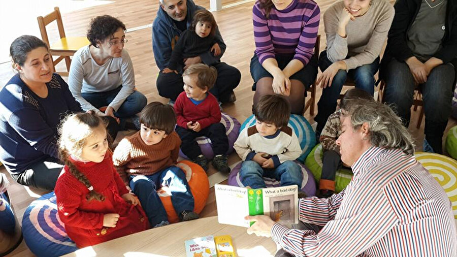 Kadıköy İnteraktif Çocuk Kütüphanesi

                                    
                                    
                                    Daimi olarak Kadıköy Özgürlük Parkı'nda hizmet verecek kütüphanenin tüm etkinlikleri ücretsiz. Kütüphanede çocuklara yönelik, gönüllü veliler tarafından düzenli kitap okuma saatlerinin yanı sıra çocuklarla birlikte hayal kurma, deney yapma, un ve su gibi yenilebilir malzemelerden oyun hamuru, parmak boyası yapıp hep birlikte keyifli zaman geçirme gibi çeşitli aktiviteler de yapılıyor.
                                
                                
                                