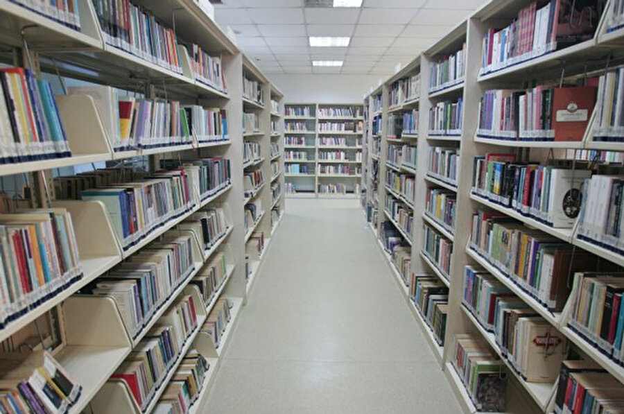 İdris Güllüce Halk Ve Çocuk Kütüphanesi

                                    
                                    
                                    2006 yılında açılan kütüphane, 1500 metrekareye yayılan üç katlı yapıda yaklaşık 32000 kitap ve 15 süreli yayına sahip. 1500'ün üzerinde üyesi olan kütüphanenin birinci katı kaynak kitaplara, ikinci katı toplum bilimi ve sanata, üçüncü katı da edebiyat, tarih ve biyografiye ayrılmış.

                                
                                
                                